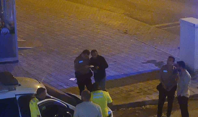 Ceza kesilen sürücü, alkol şişesini elinden bırakmadı