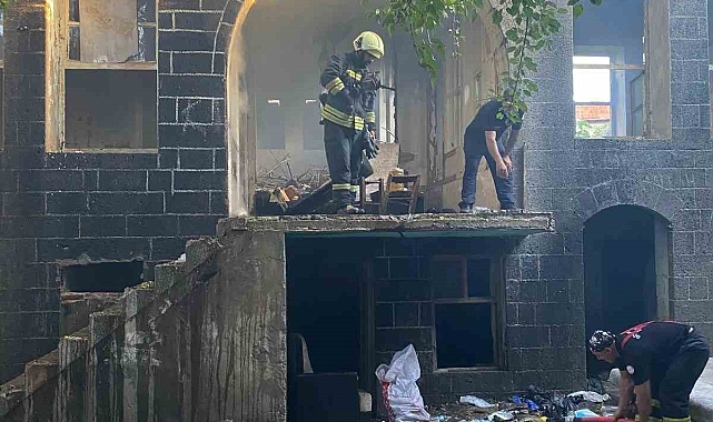 Çıkan yangında tarihi yapı zarar gördü