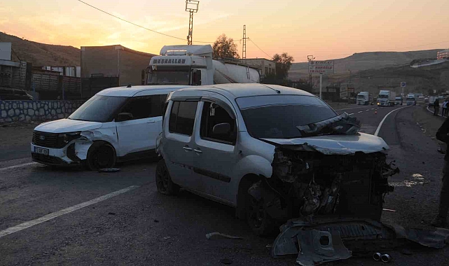 Cizre&#039;de 4 aracın karıştığı zincirleme trafik kazasında 2 kişi yaralandı