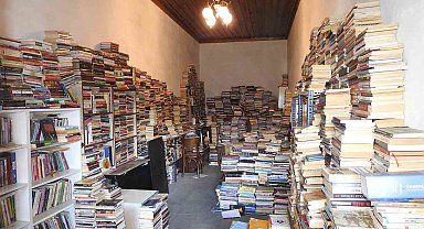 Çöpe atılan ve hurdalık diye bırakılan kitaplar yeniden hayat buluyor
