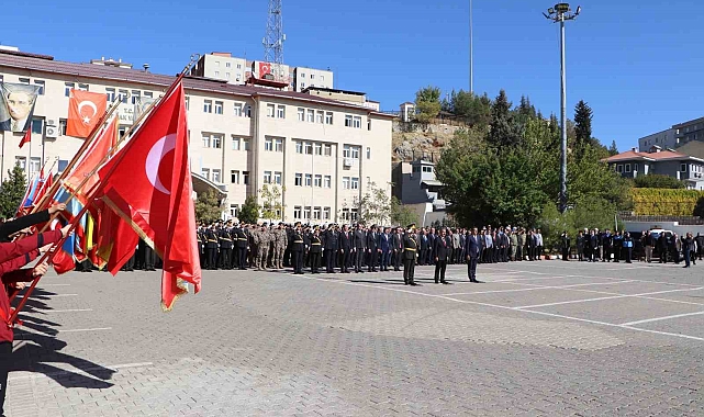 Cumhuriyet Bayramı kutlamaları çelenk töreniyle başladı