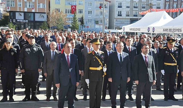 Cumhuriyet Bayramı kutlamarı çelenk töreni ile başladı