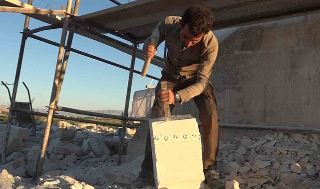 Dededen ve babadan öğrendiği taş işçiliği ile tarihi eserleri aslına uygun şekilde onarıyor