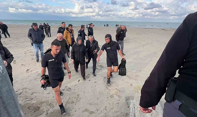 Denize giren kadını dalgıç polisler kurtardı