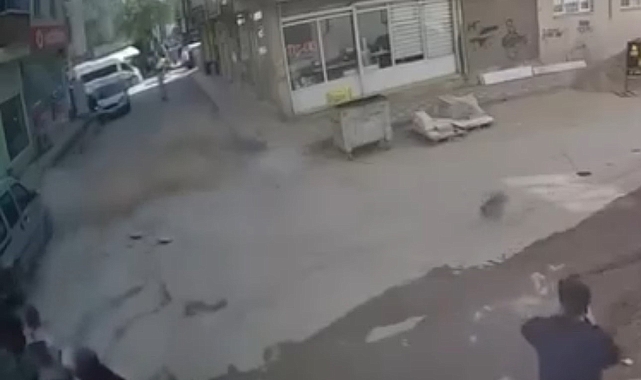 Deprem anında binadan kopan molozlardan kıl payı kurtuldu