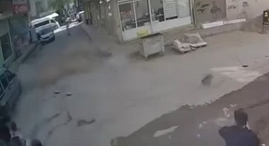 Deprem anında binadan kopan molozlardan kıl payı kurtuldu