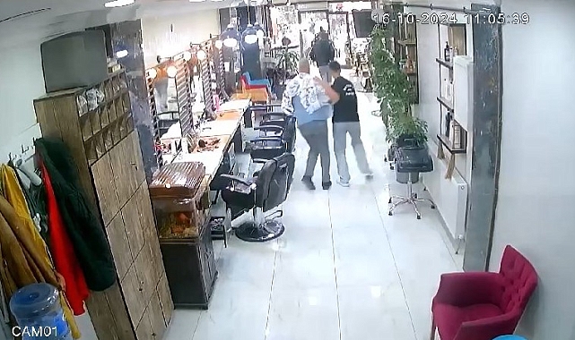 Deprem Anında Kuafördeki Panik Kamerada: Tıraşı Bırakıp Kaçtılar