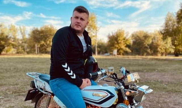 Devrilen motosikletten savrulan sürücü otomobilin altında kaldı