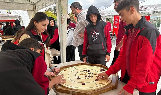 &quot;Dijitalden Uzaklaş, Sokağa Yaklaş&quot; sloganı ile çocuklar unutulmaya yüz tutan oyunlarla eğlendi