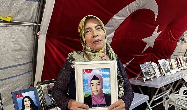 Diyarbakır&#039;da oturma eylemini sürdüren aileler, &quot;aileler dağıtıldı&quot; haberlerine tepki gösterdi