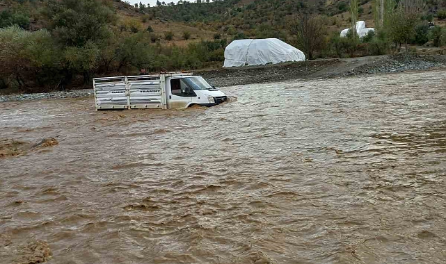 Diyarbakır&#039;ın Kulp ilçesinde aşırı yağış sonucu mahsur kalan şoför kurtarıldı