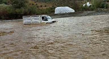 Diyarbakır'ın Kulp ilçesinde aşırı yağış sonucu mahsur kalan şoför kurtarıldı