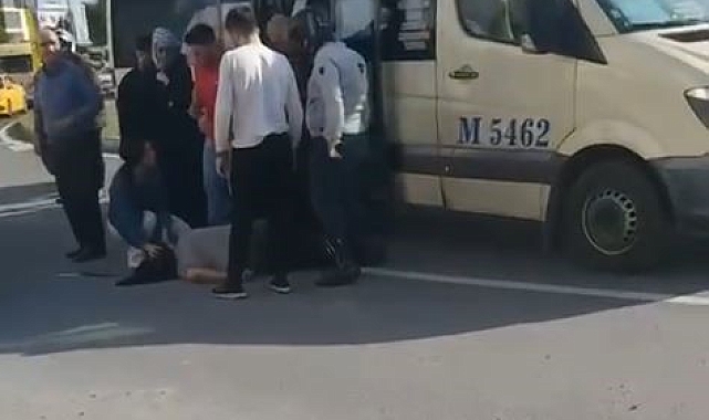 Dolmuşun kapsısı aniden açılınca, yolcu yere çakıldı