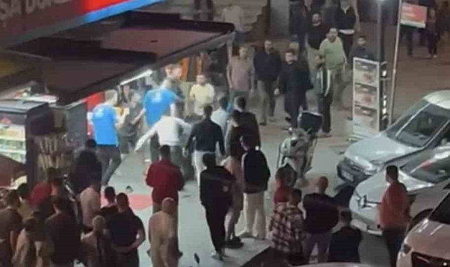 Döner dükkanına saldıran şahsa çalışanlar uçan tekmeyle karşılık verdi