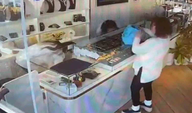 Düşük ayarlı altınla kuyumcuları dolandırdılar