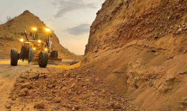 Elazığ&#039;da deprem sonrası köy yollarına düşen taş ve kayalar kaldırıldı