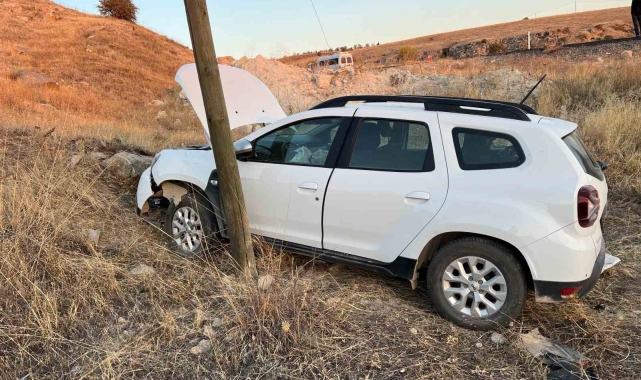 Elazığ&#039;da otomobil şarampole yuvarlandı: 3 yaralı