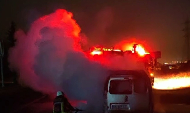Elazığ&#039;da seyir halindeki araç alev topuna döndü