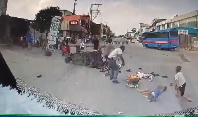 Elektrikli bisiklete dolmuş çarptı: 11 yaralı