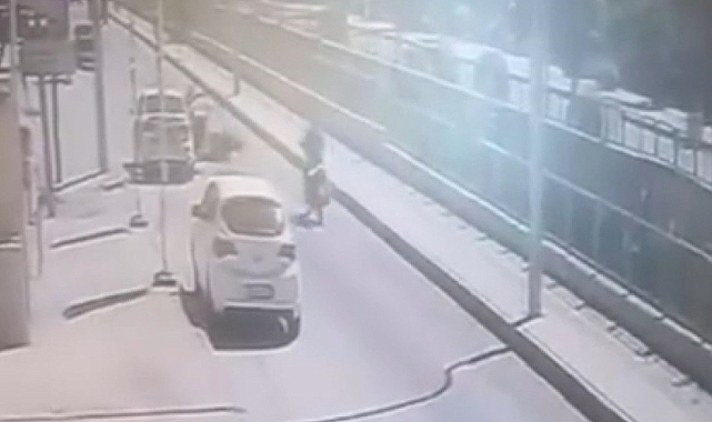 Elektrikli bisikletin sürücüsü, yoldan geçen motosikletin altında kaldı