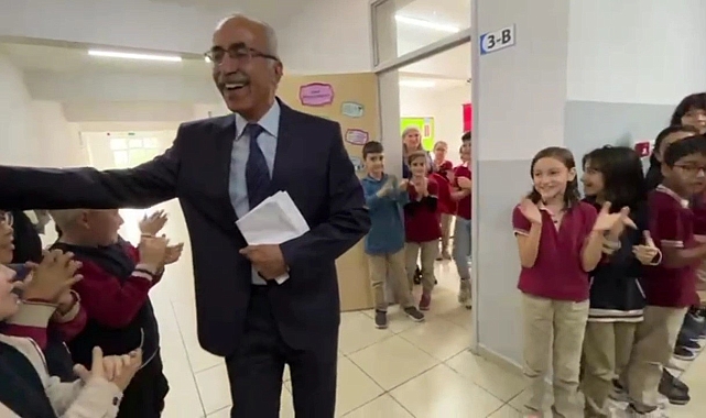 Emekli olan ilkokul öğretmeni, öğrencilerinin alkışlarıyla meslek hayatını noktaladı