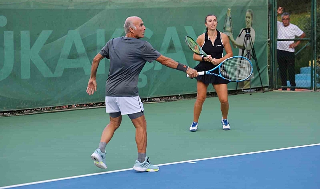 Emekli tümgeneral teniste tarih yazıyor