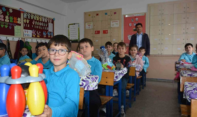 En kıymetli oyuncaklarını farklı mahallelerdeki öğrenciler ile paylaştılar