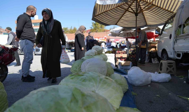 Erzincan&#039;da turşuluk ve yemeklik lahanalar tezgahta yerini aldı