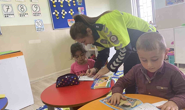 Erzurum polisi, bilinçlenmesi amacıyla okullardaki eğitimlerini sürdürüyor