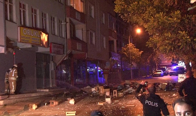 Eşinden ayrılan şahıs, evi ateşe verip tüm eşyaları sokağa attı