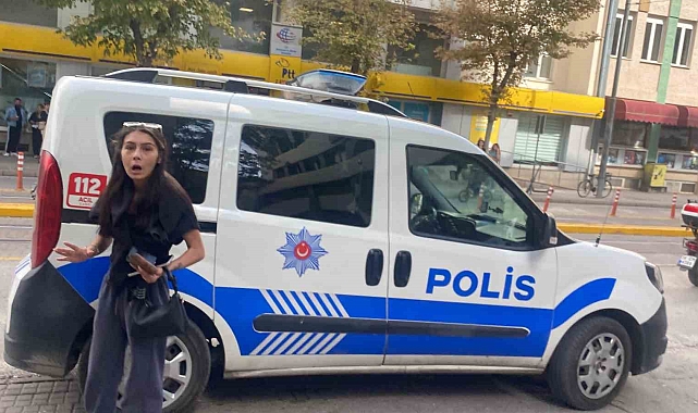 Eşinin kelepçelendiğini görünce ortalığı yıktı