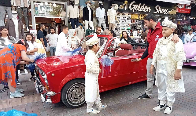 Eskişehir&#039;de hayırseverler 20 yetim çocuk için özel etkinlikler düzenlenip hediyeler dağıttı