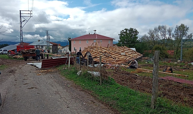 Etkili olan fırtınanın şiddetine dayanamayan bir evin çatısı yerinden koparak uçtu