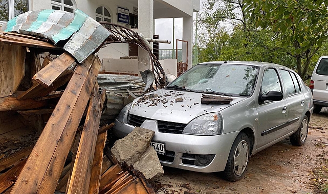 Fırtına cami minaresini yıktı