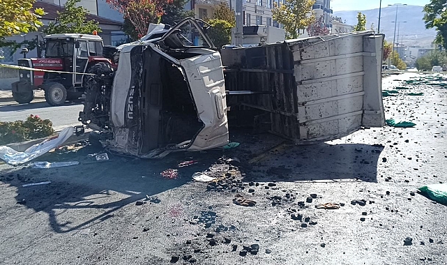 Freni patlayan  kömür yüklü kamyonet dehşet saçtı