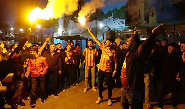 Galatasaraylı taraftarların derbi coşkusu