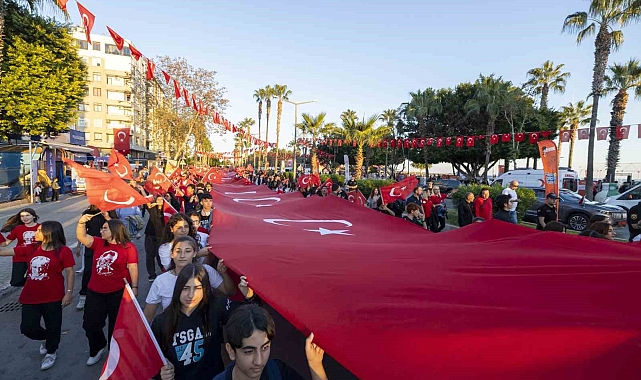 Gençler, Cumhuriyet&#039;in 101. yılını simgeleyen 101 metrelik Türk bayrağı taşıdı