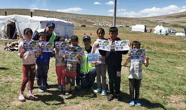 Göçerlere trafik eğitimi verildi çocuklara boyama kitabı dağıtıldı