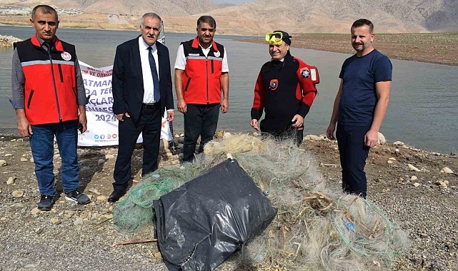Göletlerden 75 kilogram atık ağ toplandı