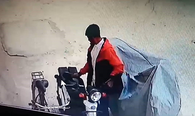 Güvenlik kameralarına aldırış etmeden 2 elektrikli bisiklet çaldı