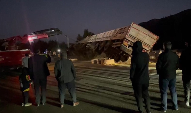 Hakkari-Van yolunda tır devrildi