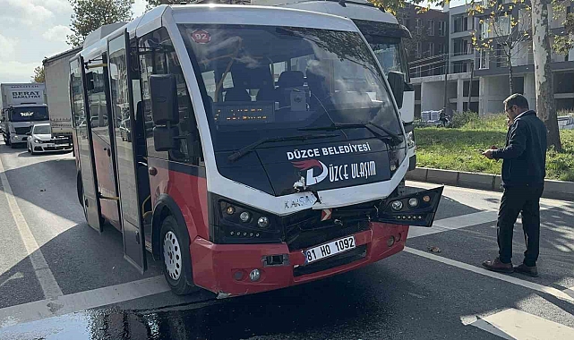 Halk otobüsü ile otomobil çarpıştı