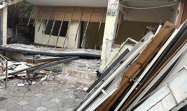 Hasarlı evin balkonu çöktü: Baba ve oğlu hayatını kaybetti