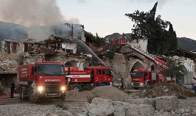 Hatay&#039;da 3 katlı ahşap binada çıkan yangın söndürüldü