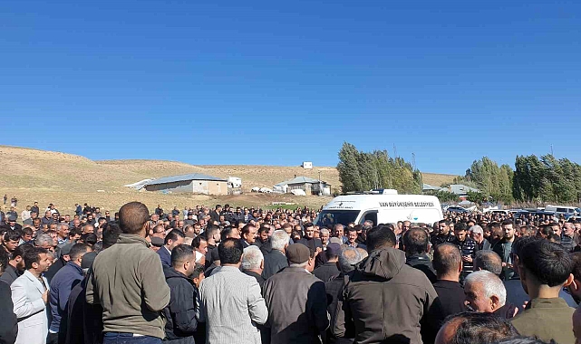 Hayatını kaybeden AK Partili baba ve oğlu yana yana toprağa verildi