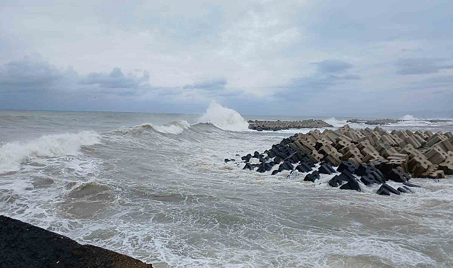Hırçınlaşan Karadeniz&#039;de dalga boyu 3 metreyi aştı