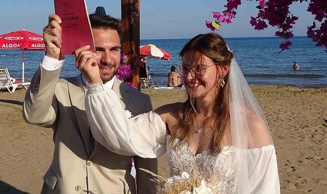 Hollandalı gelin &#039;Kızkalesi&#039; kıyılan nikahla evlendi