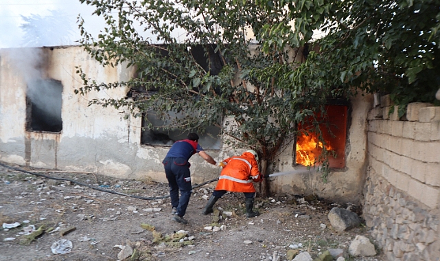 Iğdır&#039;da metruk binada yangın!