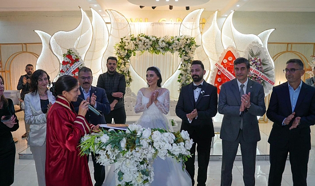 Iğdır Valisi Ercan Turan genç çiftlerin mutluluğuna ortak oldu
