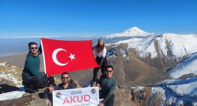 Iğdırlı Dağcılar 3210 metrede Cumhuriyet Bayramını kutladı